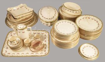 Sarreguemines nagy szervíz készlet hiányos. 24 lapos tányér. 10 mély tányér, 11 kistányyér. 11 csészealj, kávéskanna, nagy tálaló tálak, kisebb kopásokkal. Fajansz, XIX. sz. jelzett,