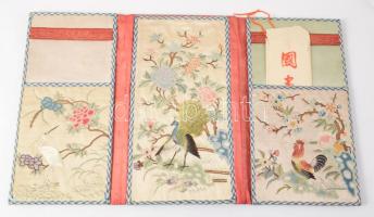 Japán hímzett selyem irattartó, benne kézzel festett könyvjelzővel. Kihajtható. XIX. sz. 36x20 cm