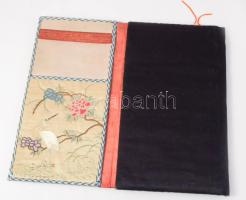 Japán hímzett selyem irattartó, benne kézzel festett könyvjelzővel. Kihajtható. XIX. sz. 36x20 cm
