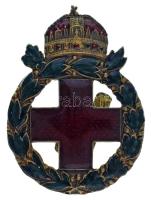 1930-1940 k. "Koronás Vöröskereszt koszorúban" aranyozott, zománcozott bronz jelvény, ferd...