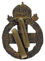 1930-1940 k. "Koronás Vöröskereszt koszorúban" aranyozott, zománcozott bronz jelvény, ferd...