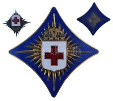 1942 k. "A Magyar Vöröskereszt Díszjelvénye" aranyozott, zománcozott bronz kitüntetés, hát...