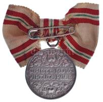 Berán Nándor (1889-1965) 1935. "Magyar Vöröskereszt Ifjúsági Osztálya" ezüstözött bronz ki...