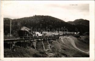 1942 Kovászna, Covasna; faszállító iparvasút Kovászna és Komandó között a hídon, gőzmozdony, vasutas...