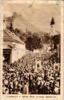 1954 Sümeg, Néptömegek a sümegi Mária nevenapi nagybúcsún, körmenet, háttérben a vár (EB)