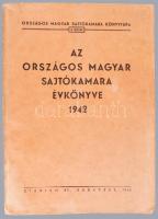 Az Országos Magyar Sajtókamara évkönyve 1942. Országos Magyar Sajtókamara Könyvtára 6. sz. Bp., 1942., Stádium, 402+2 p.+ 59 t. Benne gazdag képanyaggal, köztük Horthy Miklós arcképével. A Magyarországon megjelenő időszaki lapok betűsoros jegyzékével, OMS tagjainak névjegyzékével, a vonatkozó törvényekkel ...stb. Kiadói papírkötésben, kissé kopott borítóval, gyűrődéssel, a gerincen kis sérüléssel.