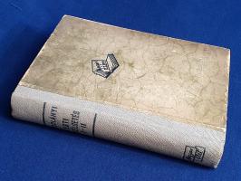 Kodolányi János:  Esti beszélgetés. I-II. kötet. [Teljes, egybekötve.] Budapest, 1944. Magyar Élet (Pesti Lloyd-nyomda). 476 p. Kodolányi János (1899-1969) író, újságíró, közíró, a népi írók kiemelkedő egyénisége. Kötetében széleskörű tájékozottságáról bizonyságot adó publicisztikáiból válogat, melyben irodalmi polémiák, a falukutatás kérdései és nemzeti sorskérdések éppúgy helyet kapnak, mint finnországi tapasztalatai. A mű első kiadása 1941-ben jelent meg, példányunk a tanulmánygyűjtemény második, bővített kiadásából való. A címlapon és a belív néhány oldalán régi gyűjteményi bélyegzés. Poss.: Budapest Székesfőváros XIV. kerületi Levente Egyesülete. Feliratozott kiadói félvászon kötésben. Jó példány.