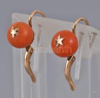 Arany (Au) fülbevaló pár, csiszolt korall szemekkel, jelzett, 1872-1937 közötti fémjel, 14 karátos arany, bruttó 2,3g