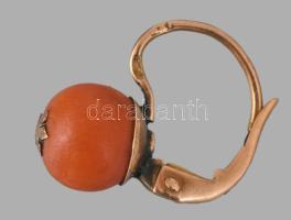 Arany (Au) fülbevaló pár, csiszolt korall szemekkel, jelzett, 1872-1937 közötti fémjel, 14 karátos a...