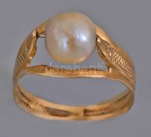 Arany (Au) gyűrű, gyönggyel, jelzett, behozatali fémjel, 18k, kissé deformált, bruttó 2,17g