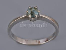 Fehérarany (Au) gyűrű, kő berakással, jelzett, 2004-2016 közötti fémjel, 14 karátos arany, m:52, bruttó 2,1g