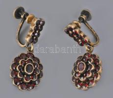 Aranyozott ezüst (Ag) fülbevaló pár cseh gránátokkal. 1937-1996 közötti behozatali fémjel, 800 ezrelékes ezüst, bruttó 5,83g