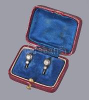 Arany (Au) buton fülbevaló pár, ezüst (Ag) foglalatban moissanite berakásokkal, jelzett, 1872-1937 közötti fémjel, 580 ezrelékes arany, bruttó 2,66g, díszdobozban.