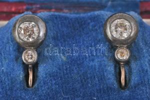 Arany (Au) buton fülbevaló pár, ezüst (Ag) foglalatban moissanite berakásokkal, jelzett, 1872-1937 k...