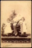 cca 1900 I. Ferenc József (1830-1916) császár és király unokáival, Mára Valéria (1868-1924) főhercegnő, magyar és cseh király hercegnő első három gyermekével, Erzsébet Franciska főhercegnővel (1892?1930), Ferenc Károly Szalvátor (1893?1918), és Hubert Szalvátor főherceg (1894?1971) hercegekkel, Wien - Ischl, Rudolf Krziwanek, a felületén kis foltokkal, 16x11 cm