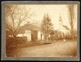 1913 Felsődomonya részlete a háttérben a templommal (Ung vármegye, Unvári járás), fotó kartonon, a hátoldalán szerencsét kívánó sorokkal a fotografáláshoz, aláírással (Dr. Józsa József), 9x12 cm