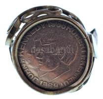 Amerikai Egyesült Államok 1963. "Robert és John F. Kennedy" fém emlékérem foglalatban (sérült gyűrűben) (15mm) T:VF USA 1963. "Robert and John Kennedy" metal commemorative medal in frame (in damaged ring) (15mm) C:VF