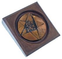 1970 k. "MSZMP Békés Városi Bizottsága" kétoldalas, öntött bronz emlékplakett fa tartóban ...