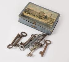 Antik doboz kulcsokkal, 11x16 cm