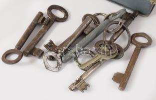 Antik doboz kulcsokkal, 11x16 cm