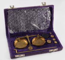 Egykaros ópiummérleg, réz súlyokkal dobozában.