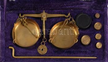Egykaros ópiummérleg, réz súlyokkal dobozában