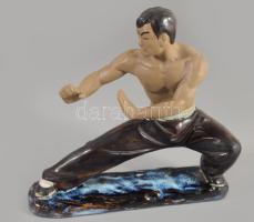 Karatézó Wanjang kína, jelzett mázas kerámia szobor, hibátlan 23x21 cm