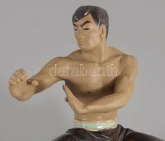 Karatézó Wanjang kína, jelzett mázas kerámia szobor, hibátlan 23x21 cm