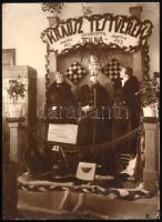 cca 1929 Krausz Testvérek (Tolna) szűcsmesterek kiállítási standja, fotó, sarkain törésnyomok, 17×12,5 cm