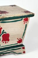 Festett fa kelengyés ládika. 33x20x20 cm Kopásokkal XX. sz. eleje