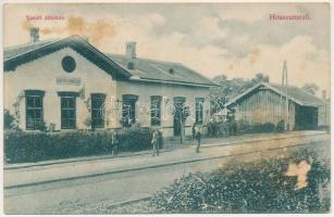 1908 Hosszúmező, Campulung la Tisa (Máramaros); vasútállomás. Kaufmann Ábr. és fiai kiadása /railway station + "KIRÁLYHÁZA - BUDAPEST 19. SZ." vasúti mozgóposta bélyegző (felületi sérülés / surface damage)