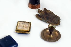 Doboznyi vegyes bolha tétel, közte bronz vaddisznó figurás hamuzó