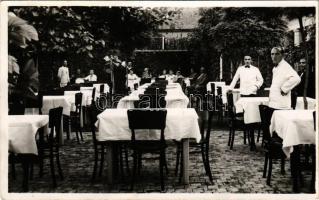 Karcag, Kőváry Sándor éttermei a rózsabokorhoz, kert pincérekkel. photo