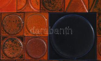 Jelzés nélkül: Kerámia patchwork fali dísz. Jelzés nélkül. Kisebb sérüléssel. 45x60 cm