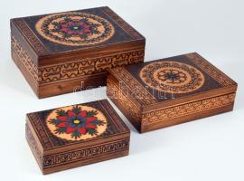 3 db faragott festett fa doboz egymásban, legnagyobb 23x18 cm