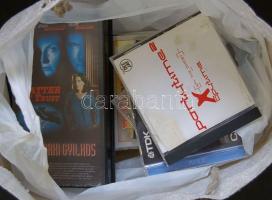 12 db műsoros VHS kazetta, főleg akciófilmek, néhány sztárszínésszel + 4 db zenei CD + 16 db régi számítógépes játék