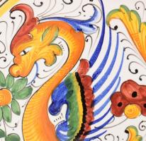 Deruta sárkánymintás dísztál, jelzett, kis mázhibával, d: 20,5 cm