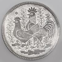 Stefan Kniat (1914-1990): Kakas és tyúk mintás falitál, jelzett, hibátlan, d: 20 cm