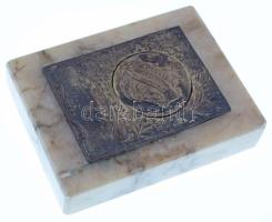 1900 k. "1898 Kispest Szt. Lőrinczi Kerékpár Kör" fém lemezplakett, márvány talpon, díszto...