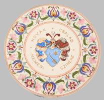 1888 Iparrajziskola dísztányér, rajta a Novák Család nemesi címerével, jelzett, aranyozáson kopással, d: 34 cm
