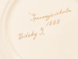 1888 Iparrajziskola dísztányér, rajta a Novák Család nemesi címerével, jelzett, aranyozáson kopással...