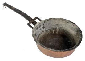 Réz serpenyő vas fogóval. 19. sz, sérüléssel, h: 45 cm