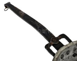 Réz serpenyő vas fogóval. 19. sz, sérüléssel, h: 45 cm