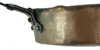 Réz serpenyő vas fogóval. 19. sz, sérüléssel, h: 45 cm