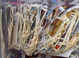 Festmény, művészet motívum több, mint 600 db bélyeg + 2 db blokk, műanyag dobozban