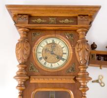 cca 20. sz. közepe, Historizáló falióra, réz veretekkel, felesütős, súlyok nélkül, 100x38 cm /// KIZ...