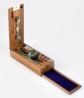 Patikai mérleg súlyokkal szép fa tokkal 18 cm