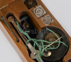 Patikai mérleg súlyokkal szép fa tokkal 18 cm