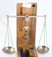 Patikai mérleg súlyokkal szép fa tokkal 18 cm