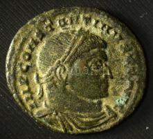 Római Birodalom 317 / I. Constantinus / Siscia / AE3 bronz (2,98g) T:XF,VF Roman Empire 317 / Constantine I / Siscia / AE3 bronze "IMP CONSTANTINVS PF AVG / SOLI INVI-CTO COMITI - sign SIS" Sol standing left, chlamys across left shoulder, holding globe and raising right hand, star to left (2,98g) C:XF,VF RIC VII 31